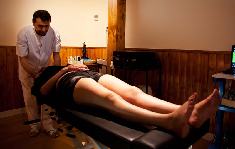 Mónico realiza un ajuste de la espalda por medio de Osteopatía